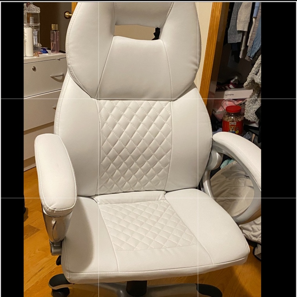 White computer/desk chair